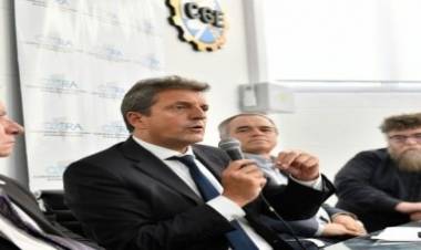 Massa analiza bajar impuestos para las empresas que utilicen dólares para la importación.