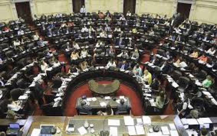 Con cruces y pases de factura, ministros explicaron en Diputados la ley de Solidaridad Social