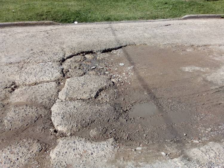 ATENCION- Precaución. Este pequeño Bache se encuentra en pleno Centro.
