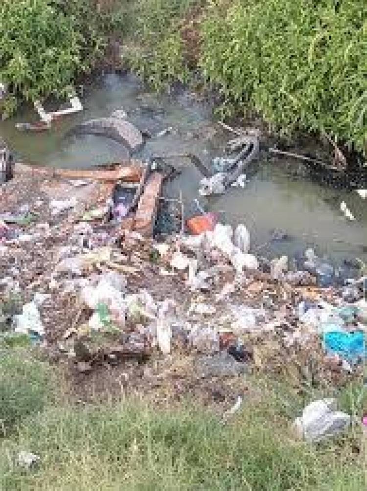 ADVIERTEN MASIVA PRESENCIA DE BASURA Y AGUAS RESIDUALES